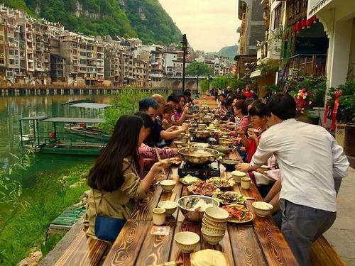 露天水寨吃瓜,畅享清凉吃瓜时光