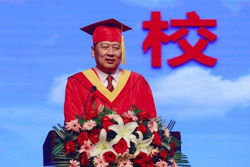 毕业典礼校长吃瓜,校长意外“吃瓜”成焦点瞬间