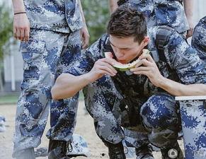 军营吃瓜比赛直播,吃瓜比赛直播，战士们欢乐竞技展军人风采